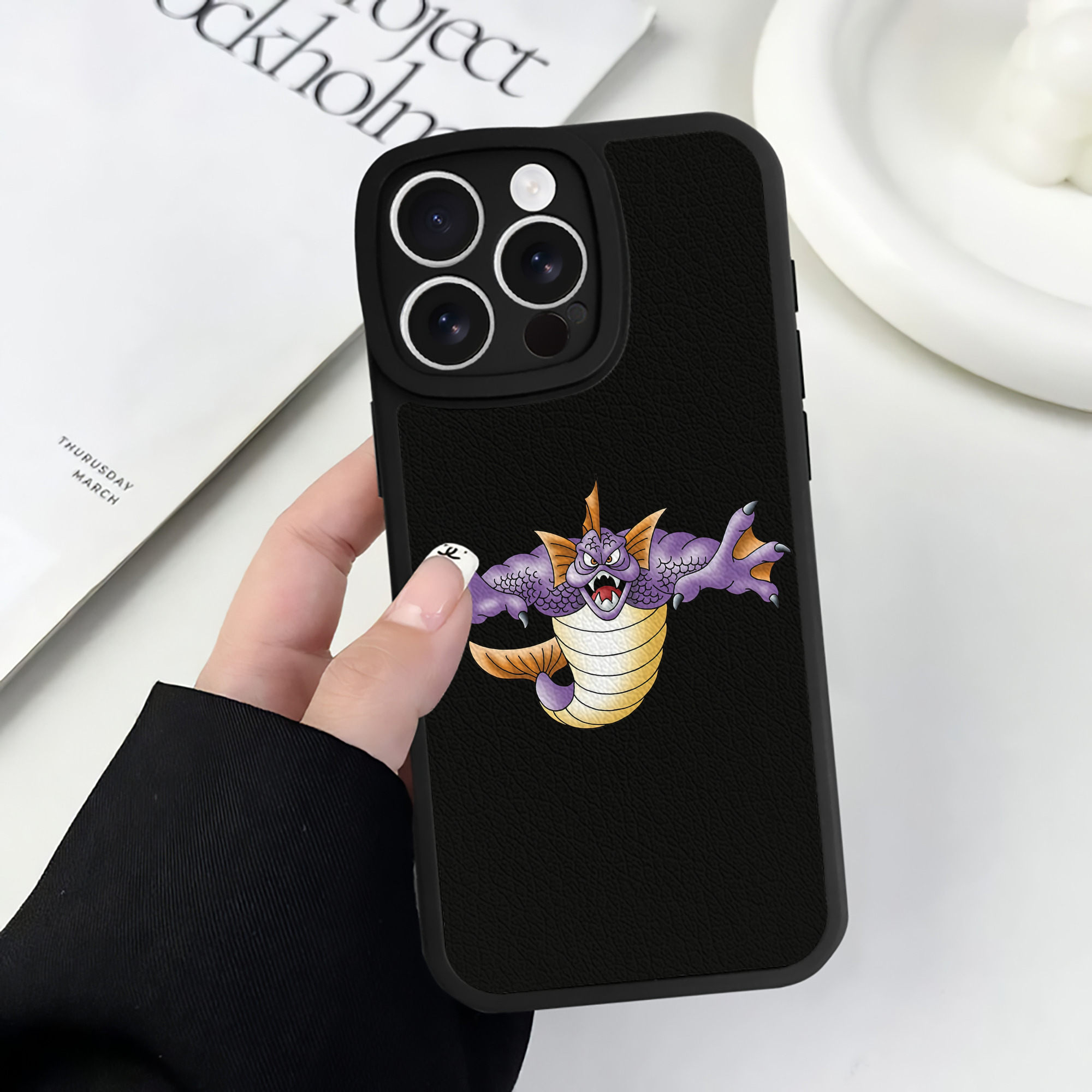 （画像用） ドラゴンクエスト Doragon Kuesuto Dragon Quest 【iPhone 16シリーズ対応】シリコンスマホケース（レザー調） 材質：シリコン